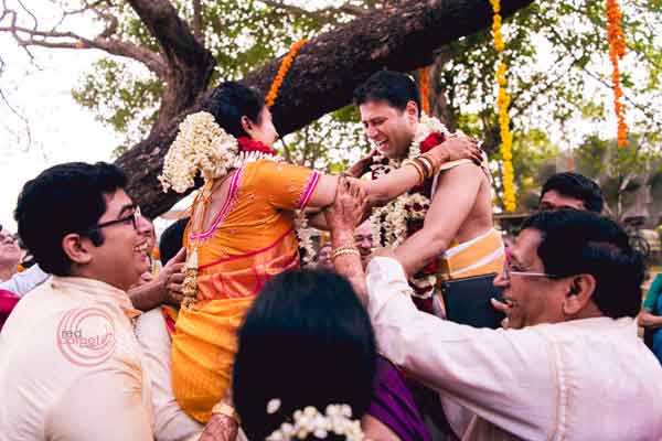 Maalai Maatral lifting the bride & groom for garland exchange 